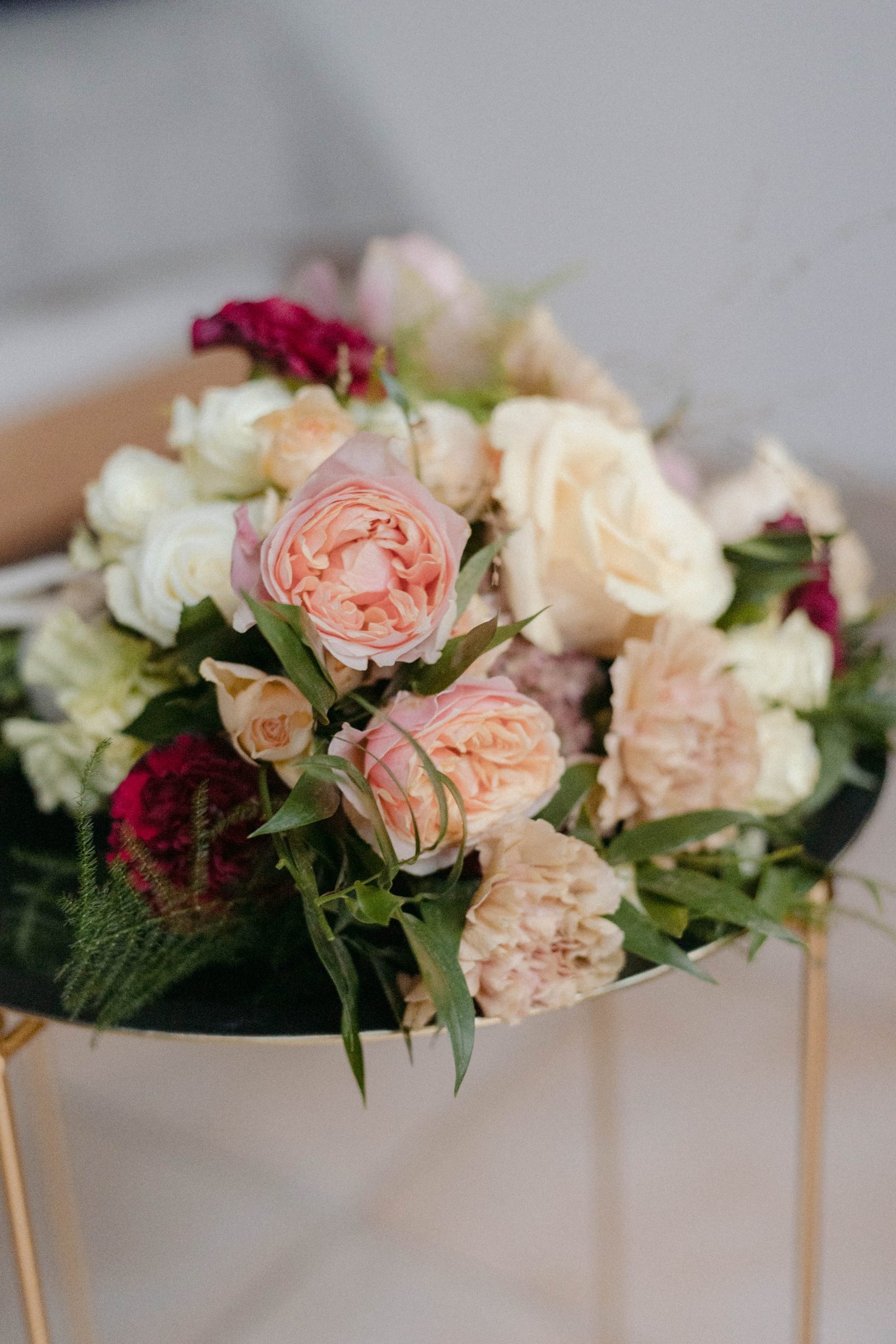 Bouquet de roses aux reflets dorés — création Fleur de Lin