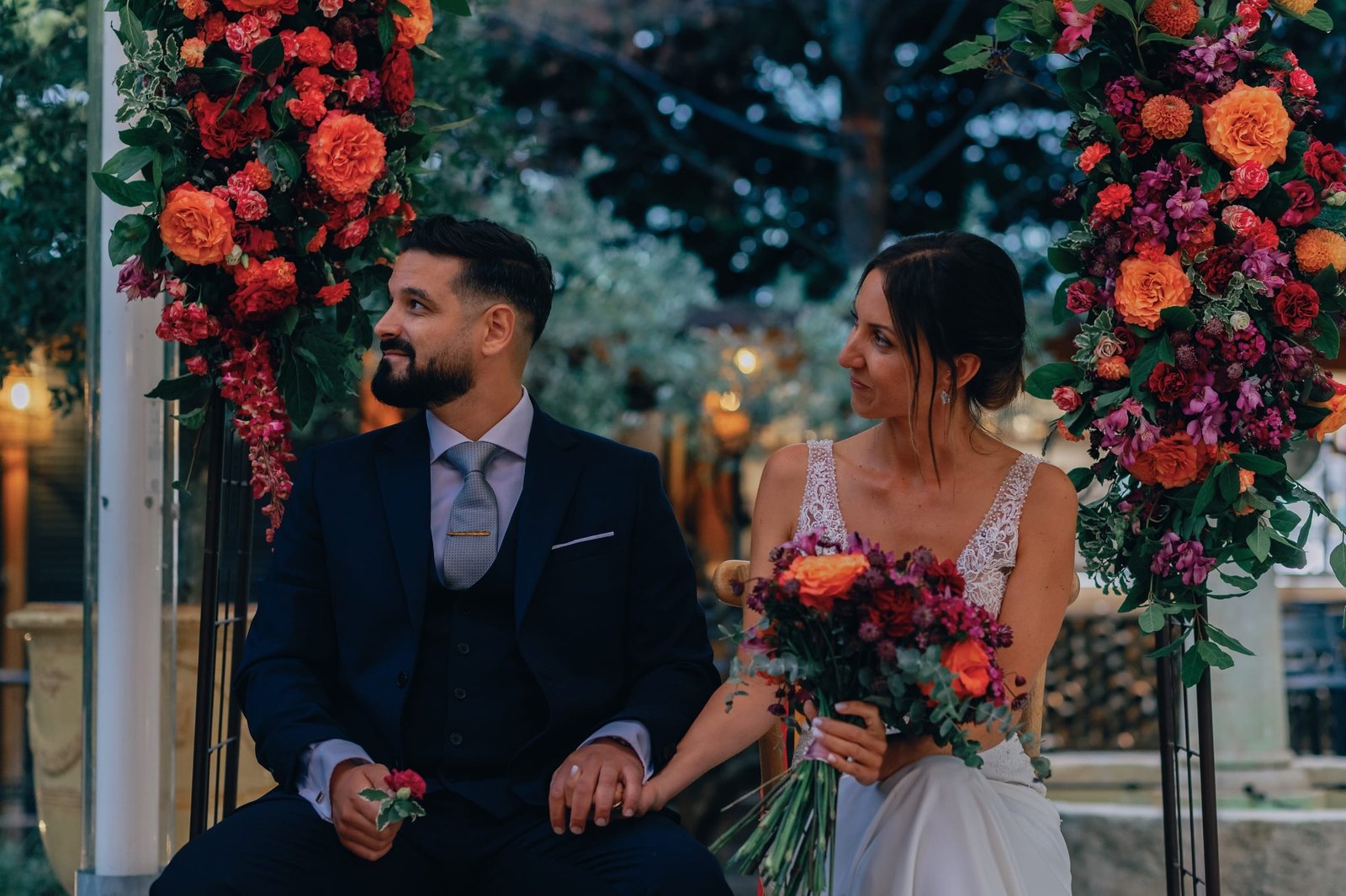 Couple sous une arche fleurie aux couleurs vives