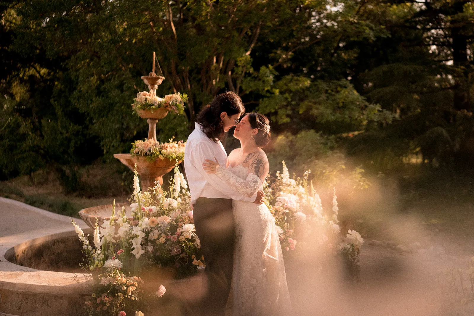 Mariés à la fontaine — Fleur de Lin artisan fleuriste en Proven
