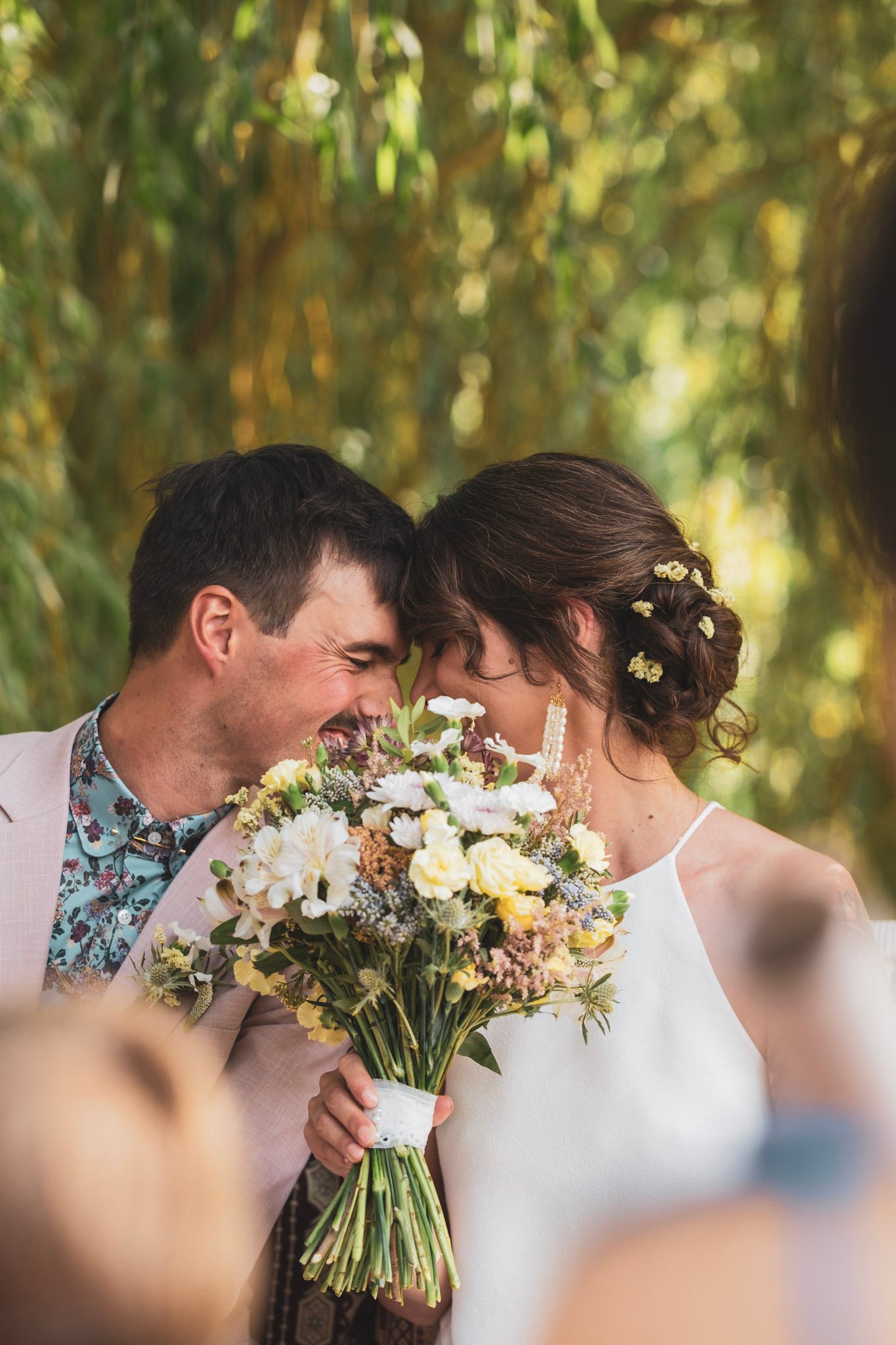 Couple vu de face avec le bouquet de la mariée
