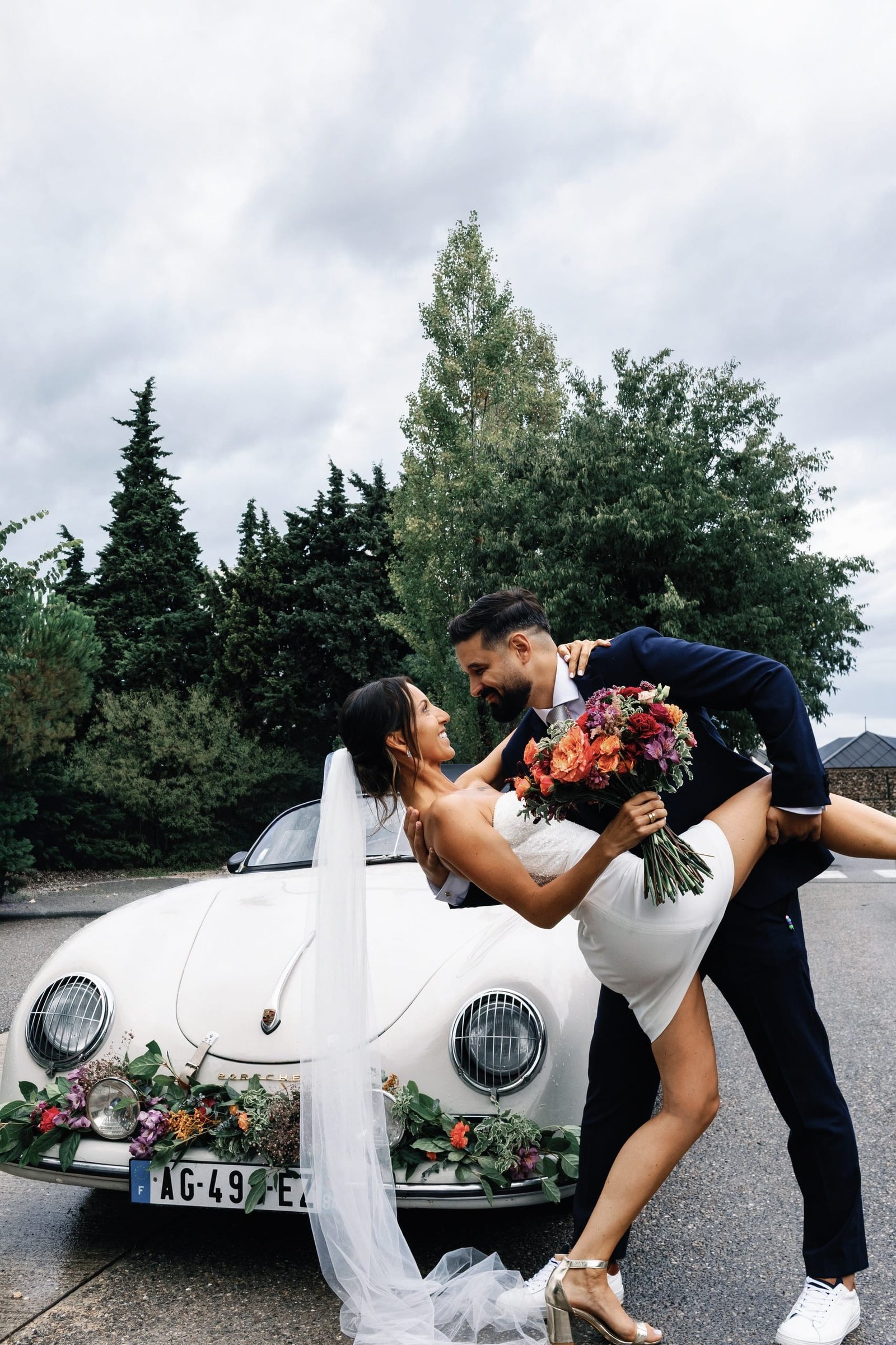Couple dans une voiture vintage fleurie