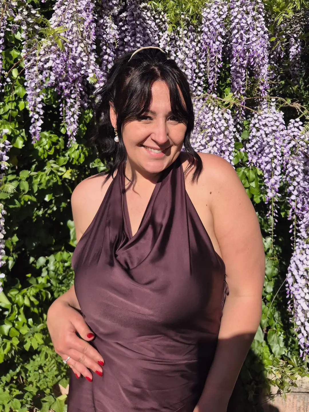 Manon Pinelli préparant des roses pour un mariage