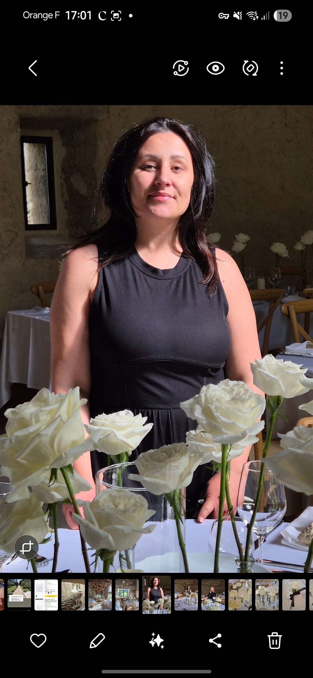 Manon Pinelli préparant des roses pour un atelier floral