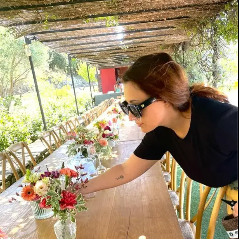 Manon Pinelli en train de composer une décoration florale pour un mariage