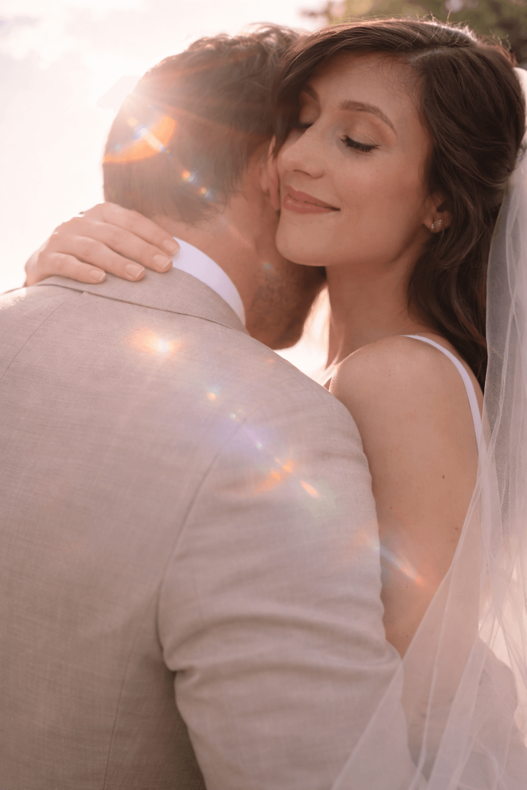 Couple à l'heure dorée dans un cadre provençal