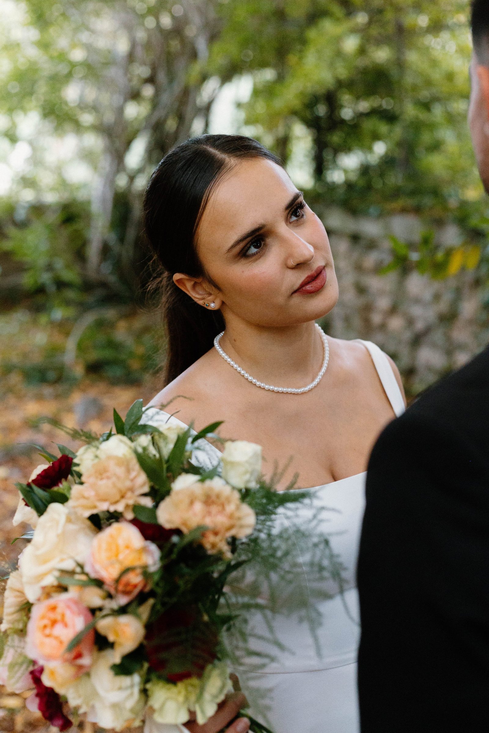 Mariée avec un bouquet de fleurs exotiques