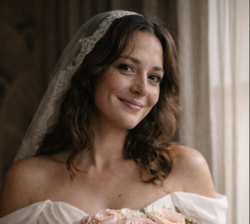 Mariée souriante sous son voile