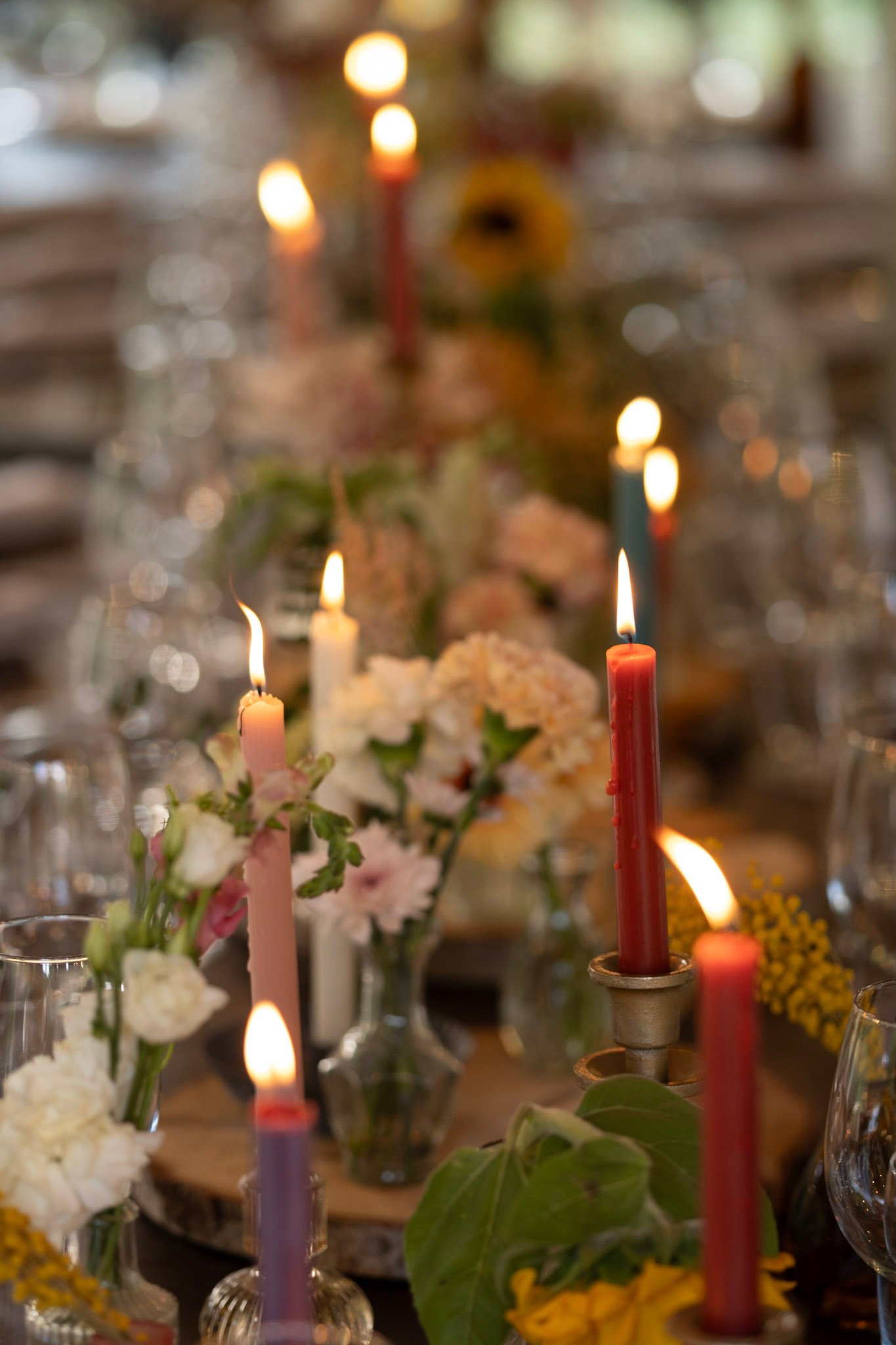 Détail de table décorée avec bougies et fleurs