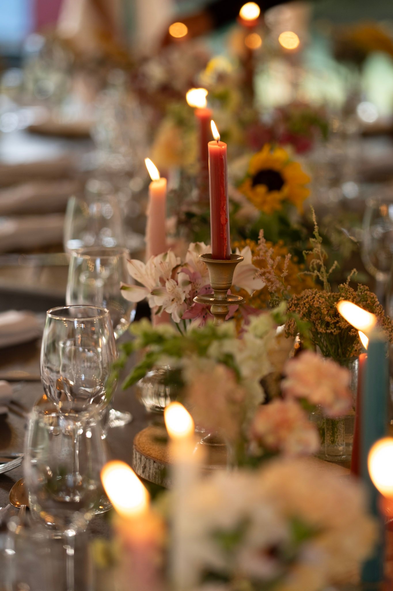 Table de réception avec bougies et arrangements floraux