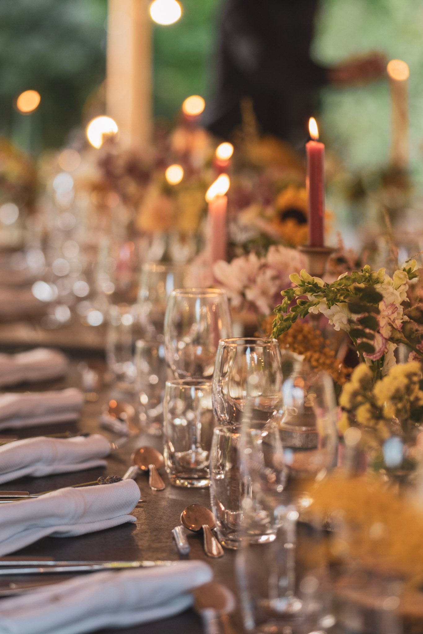 Table de réception illuminée de bougies et fleurs